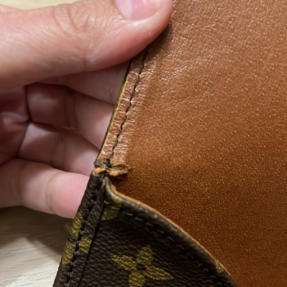 Louis Vuitton crossbody bag - Picture 8 of 11